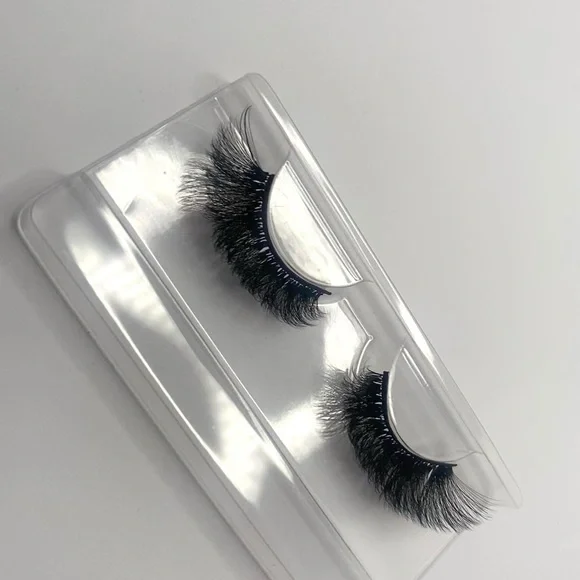 Dramatic Volume Strip Lashes - Picture 2 of 7